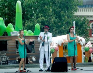 Image of Christmas singers entertaining the crowd at Perth Hawker’s Market