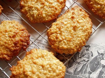 They might not be much to look at, but Anzac biscuits are a delicious Aussie treat. Photo by Amanda Slater.